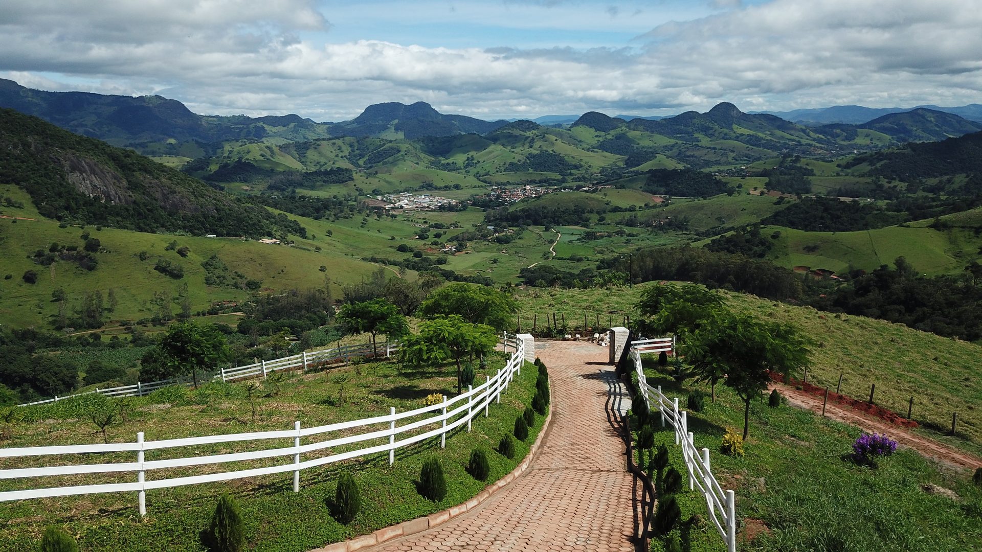 Vista aérea da estrada descendo a montanha