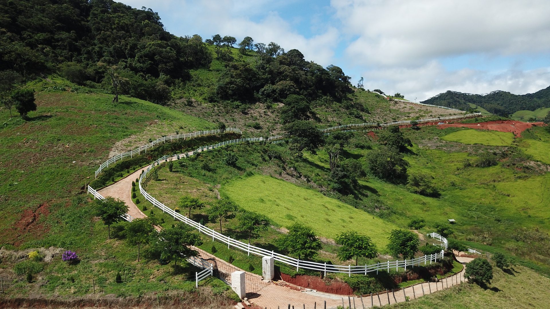 Vista aérea da estrada serpentina subindo a montanha