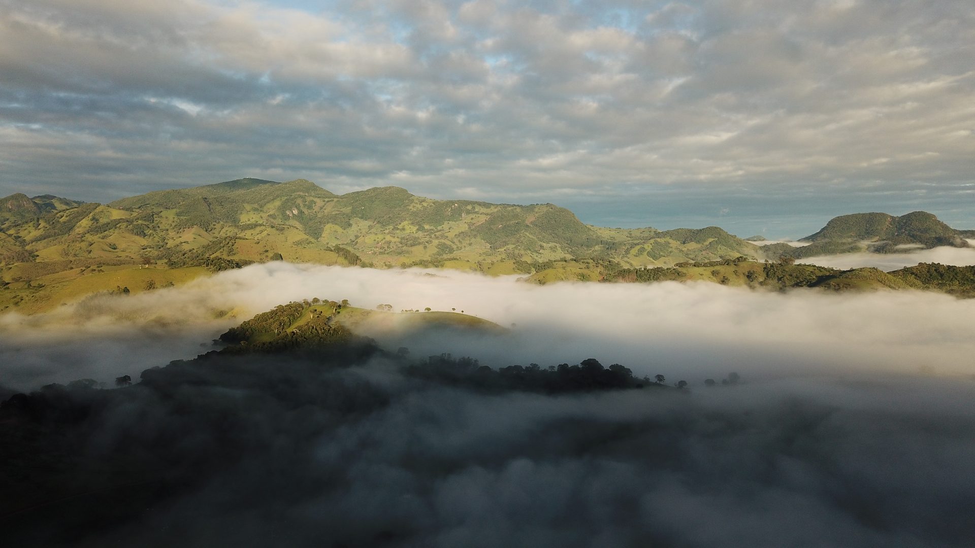 Montanhas acima das nuvens