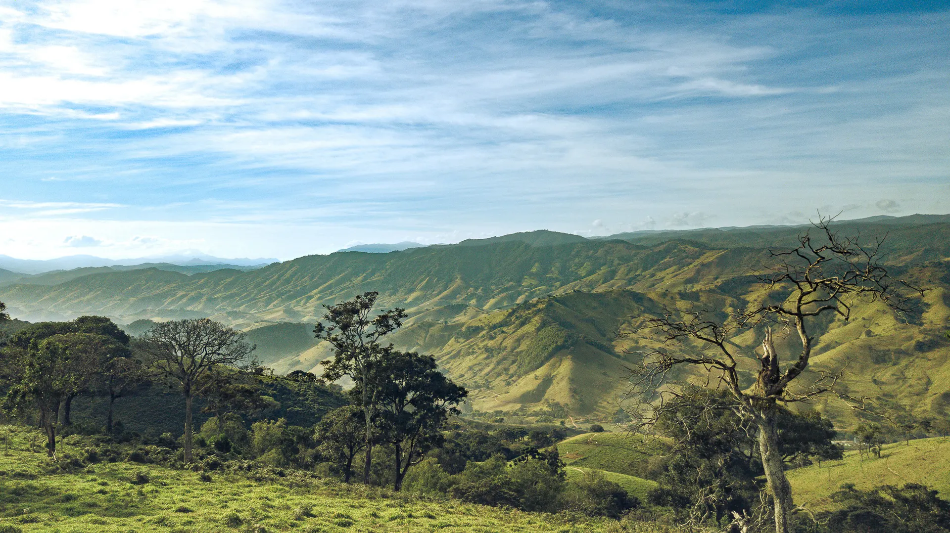 Panorama da Serra da Mantiqueira em dia claro