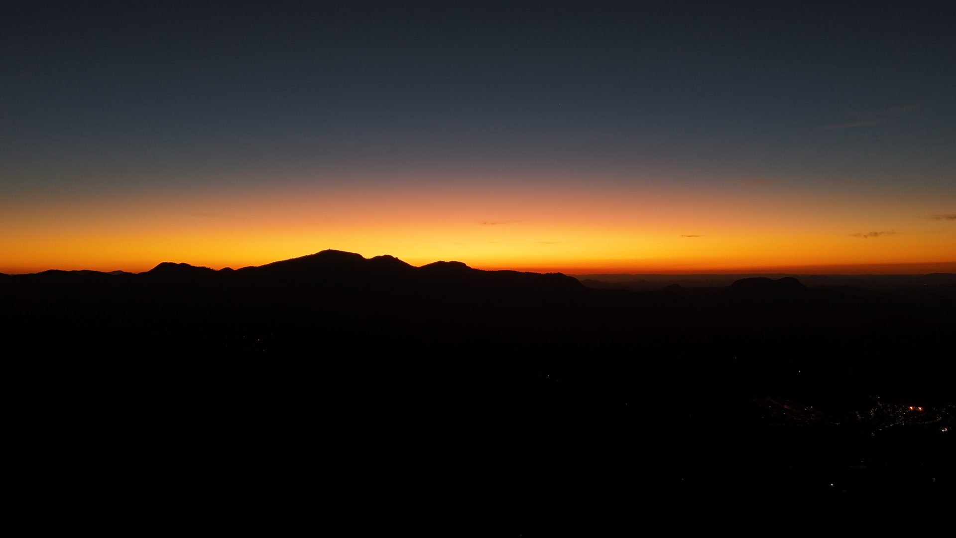 Últimos tons do pôr do sol no horizonte da serra