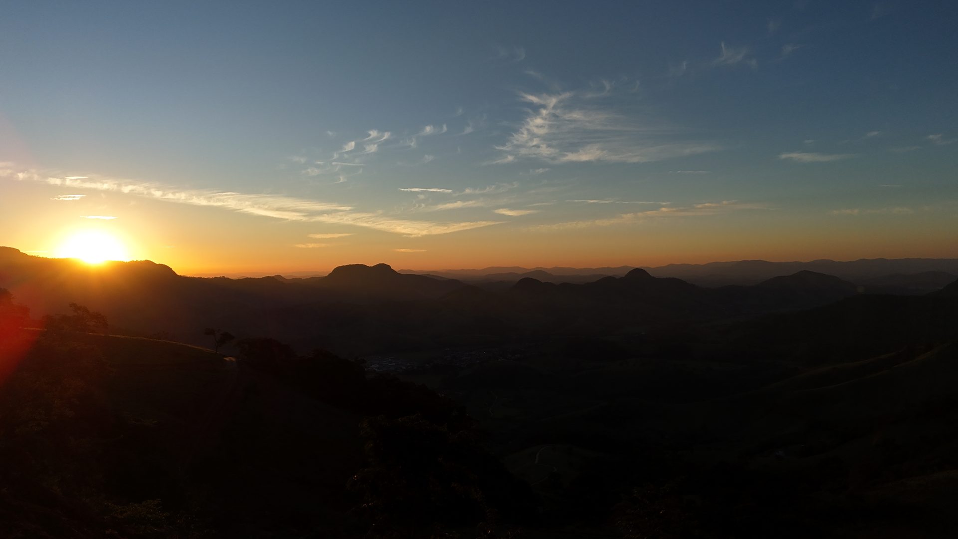 Pôr do sol sobre a Serra da Mantiqueira com vale ao fundo
