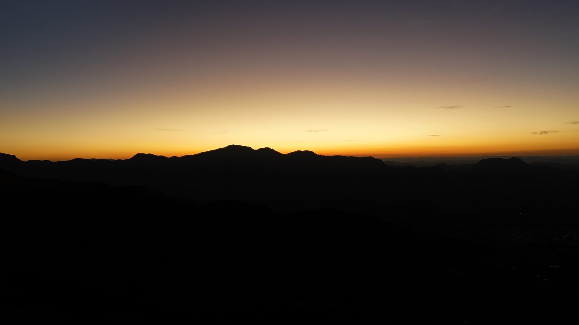 Pôr do sol colorindo o céu sobre o vale de Piranguçu