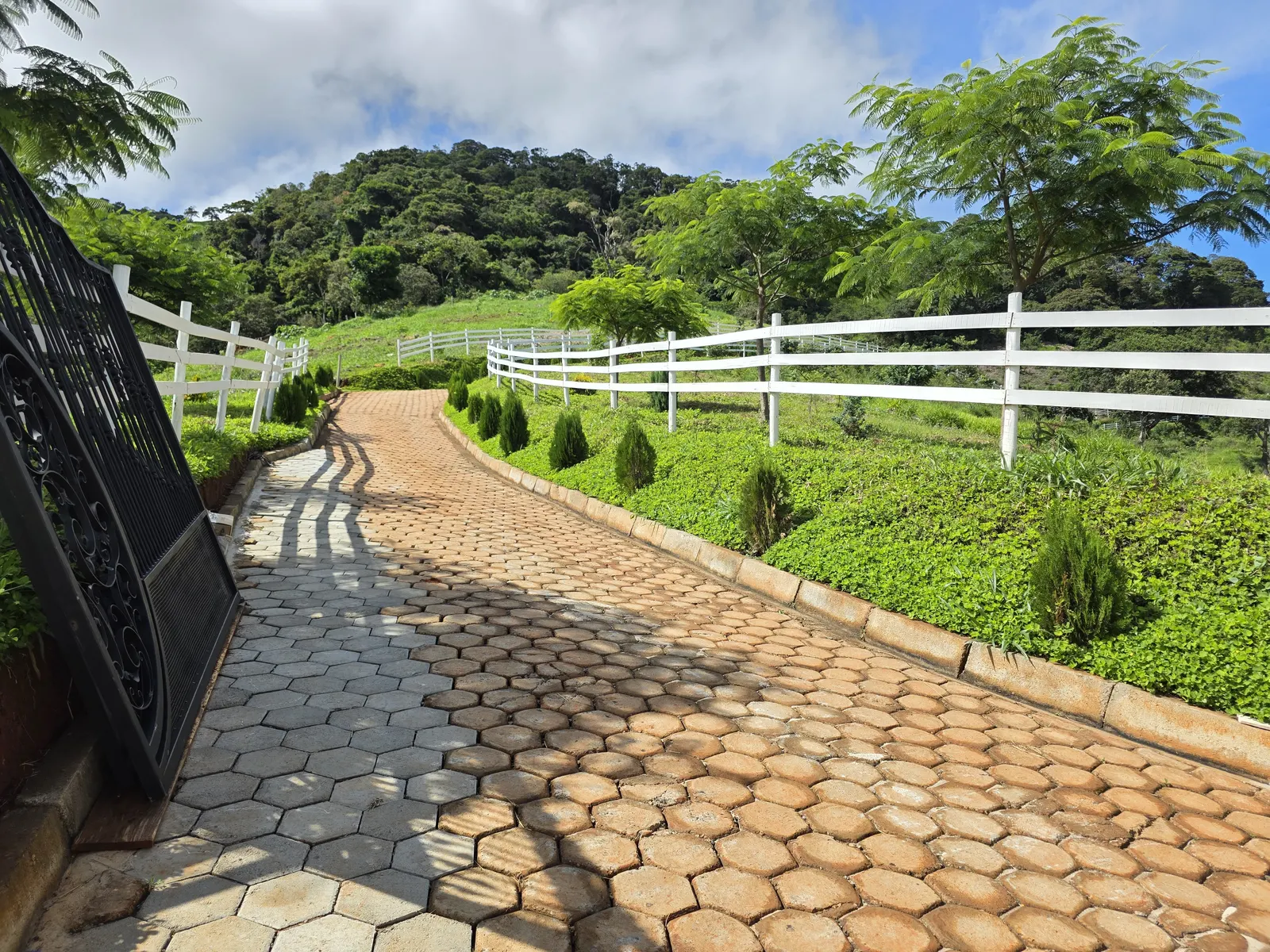 Portaria com portão instalado e paisagismo