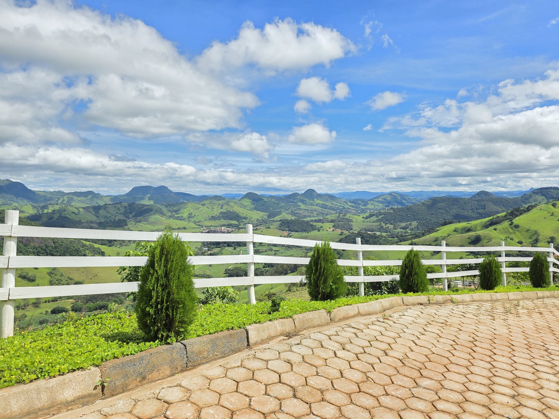 Mirante com vista panorâmica da serra e tuias
