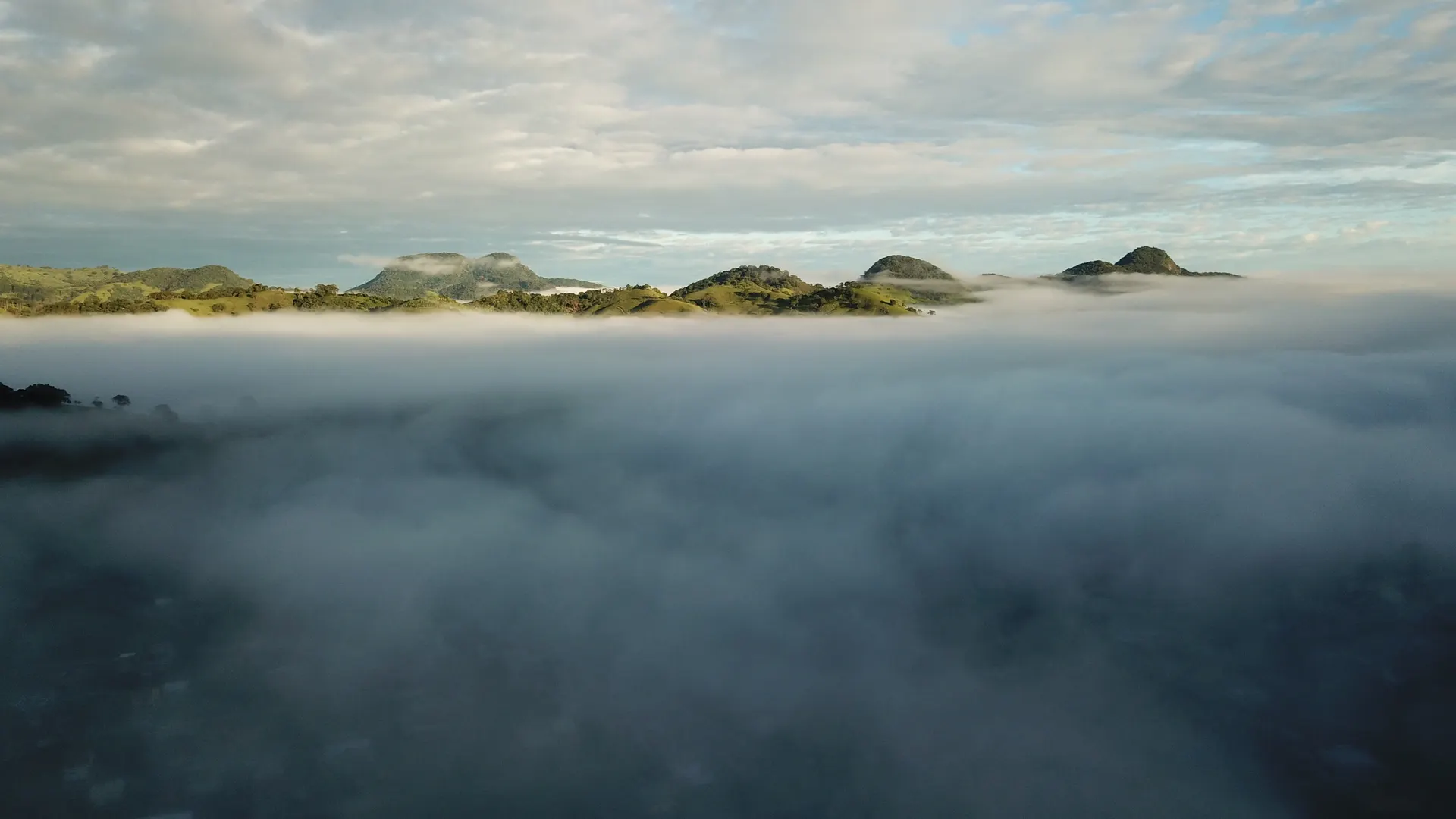Mirante com vista panorâmica da serra e tuias