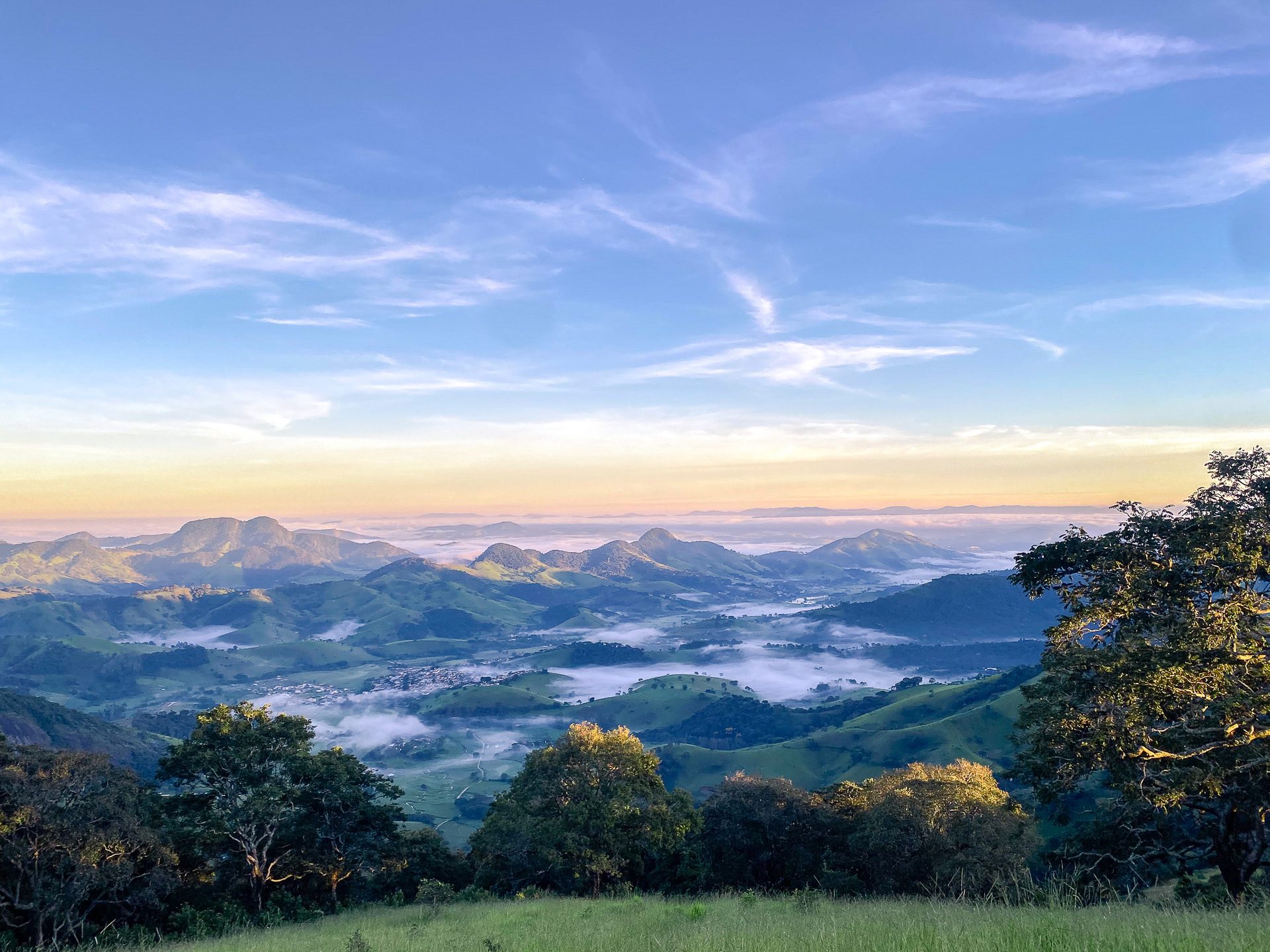 Vista panorâmica do topo com neblina no vale ao amanhecer